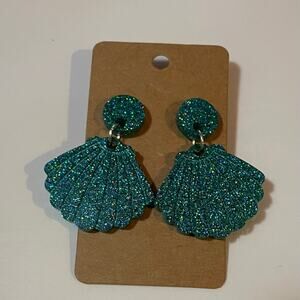 Handmade epoxy resin seashell earrings - teal holographic glitter‎